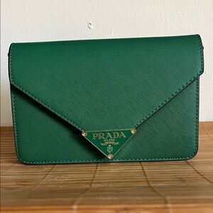 Gold Logo prada canvas

The bag comes with its cover.